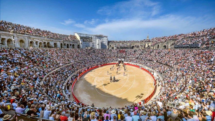 Ambiente de la Feria de Nimes cerca de las Arenas