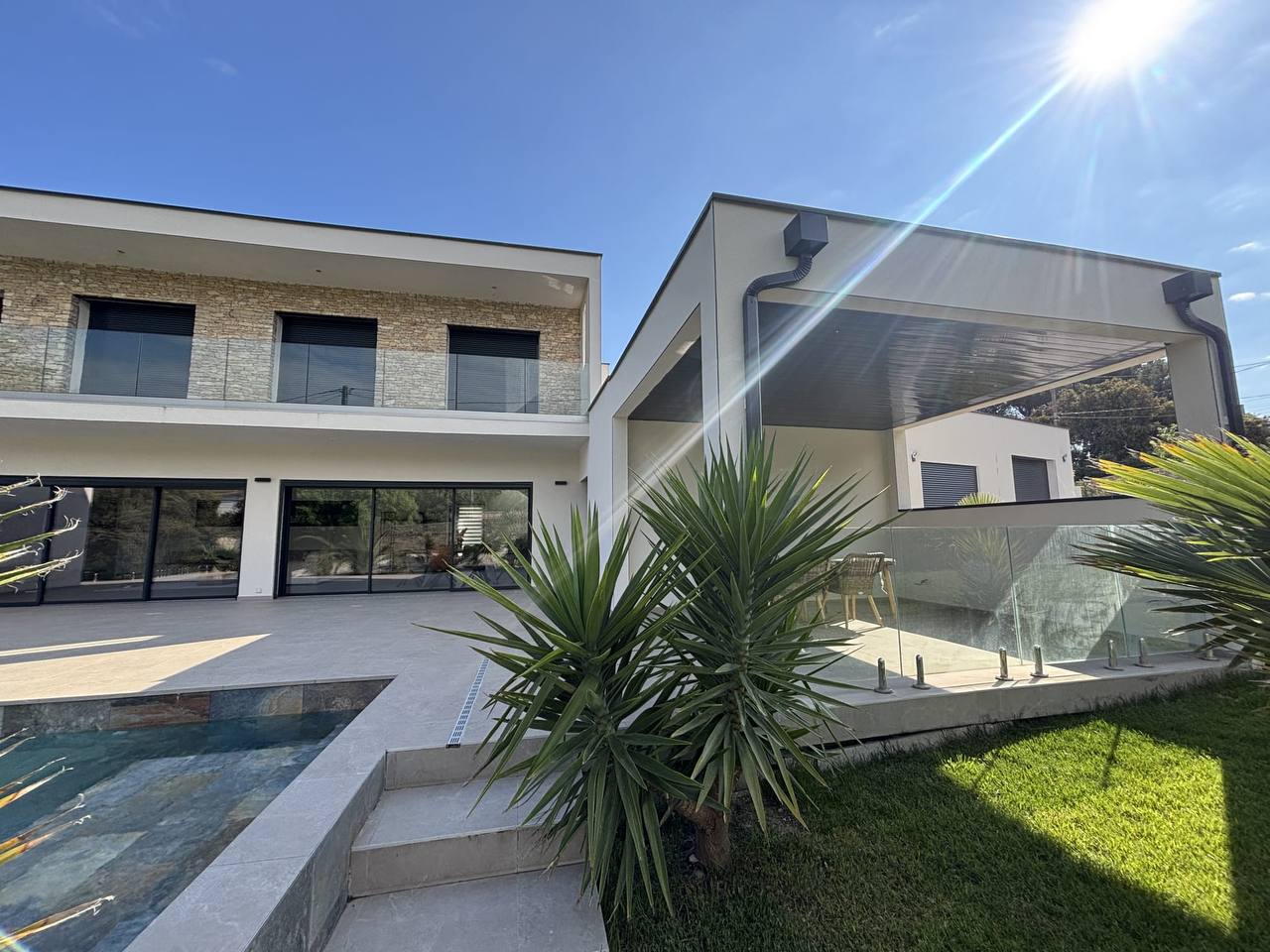 Pool house équipé de la villa, idéal pour se détendre en famille ou entre amis