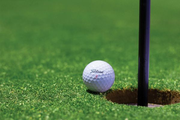 Balle de golf près du trou, illustrant le Golf de Nîmes Vacquerolles situé à seulement 7 km de la villa