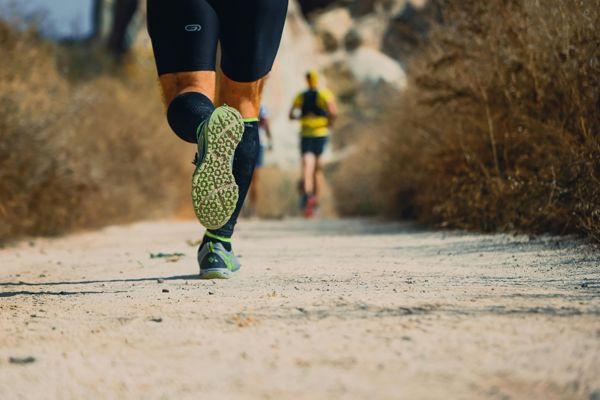 Coureur sur sentier naturel, idéal pour endurance, trail et préparation sportive