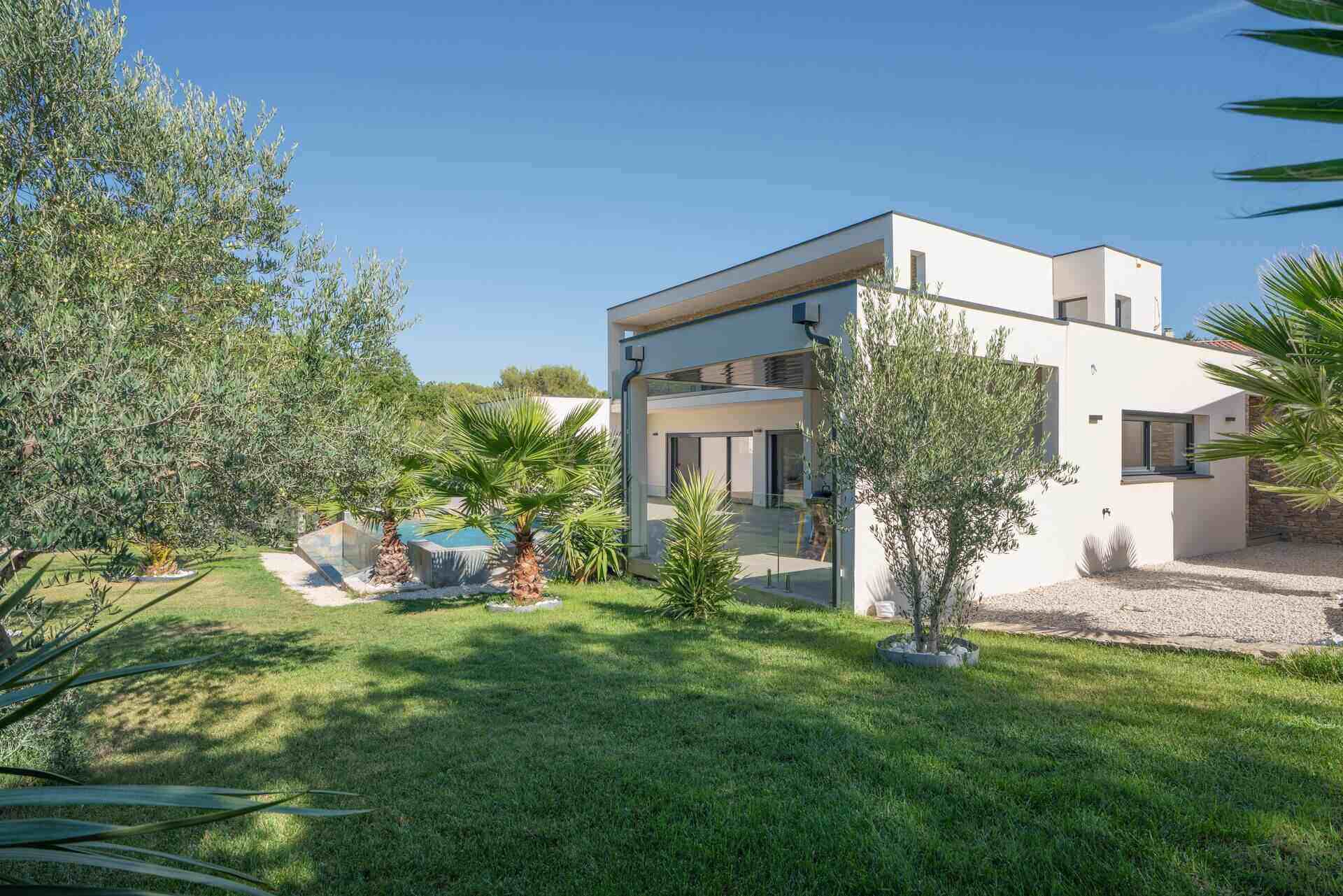 Buitenaanzicht van de luxe villa in Nîmes