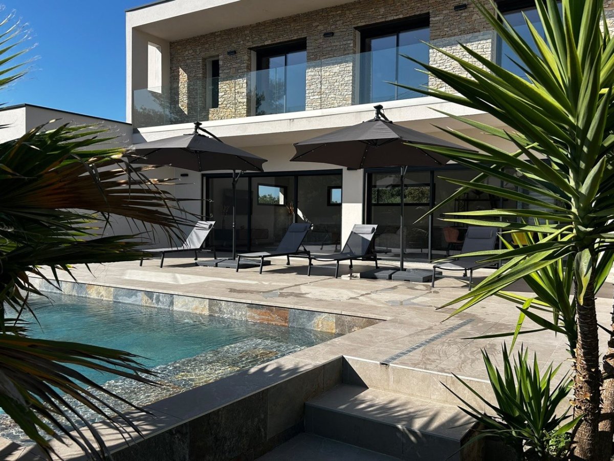 Der beheizte Infinity-Pool der Villa